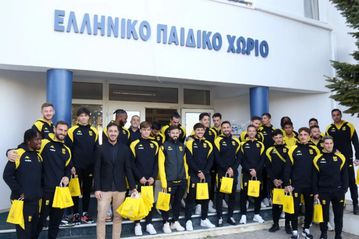 Οι παίκτες του Άρη μοίρασαν δώρα στα παιδιά του Παιδικού Χωριού SOS