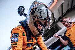 F1: Όταν ο Μπραντ Πιτ οδήγησε την McLaren (+video)