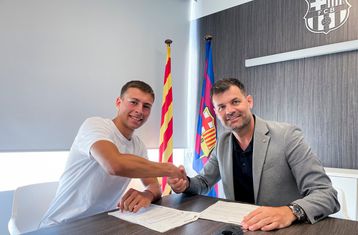 Όταν ο Γκεοργκίεφ της ΑΕΚ υπέγραψε στην Μπαρτσελόνα - Τι τον συνδέει με τον Καλοσκάμη (pics)