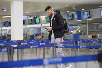 Χωρίς τον Σλούκα, αλλά με Πίτερς πέταξε ο Ολυμπιακός για την Κωνσταντινούπολη