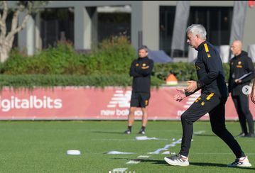 Κλασσικός Μουρίνιο: Έβαλε τους παίκτες του να φωτογραφηθούν μετά την ήττα από τη Νάπολι για να δουν την απογοήτευση στις φάτσες τους!