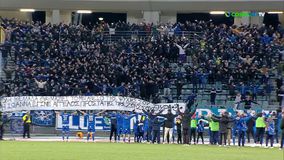 Όμορφες στιγμές στο Πανθεσσαλικό: Παίκτες και κόσμος της Νίκης έγιναν «ένα» μετά τον αποκλεισμό από τον Άρη