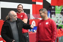 Ο Μιχάλης Κουντούρης στην προπόνηση των ομάδων βόλεϊ ανδρών και γυναικών του Ολυμπιακού