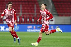 Το «κάν΄ το» του Ρέτσου στον Ντόι και οι έντονοι πανηγυρισμοί στον πάγκο του Ολυμπιακού (vid)