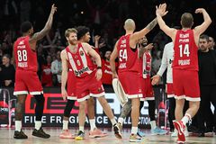 Εντυπωσιακά καρφώματα, «καυτός» Τζόουνς και η όμορφη κίνηση με το One Team (vid)