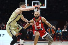 Ο Φουρνιέ αναζητά τα καλύτερα παϊδάκια στον Πειραιά