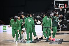 Το συγκινητικό παρατεταμένο χειροκρότημα στην LDLC Arena στη μνήμη των αδικοχαμένων φίλων του ΠΑΟΚ (vid)