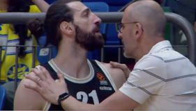 Η στιγμή που ο Σενγκέλια ξεφεύγει και προσπαθεί να ανέβει στην κερκίδα των οπαδών της Μακάμπι (vid)