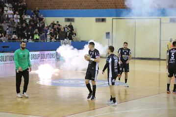 Ένταση στο Παρτιζάν - ΑΕΚ και φωτοβολίδες στο γήπεδο: Στα αποδυτήρια οι παίκτες της «Ένωσης»