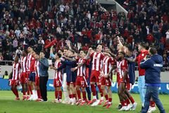 Οι παίκτες του Ολυμπιακού έστησαν «πάρτι» και πανηγύρισαν με τον κόσμο τη νίκη επί του Παναθηναϊκού (vids)