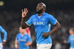 Η Νάπολι «λύγισε» τη Μίλαν και παρέμεινε ολοζώντανη στη μάχη του τίτλου