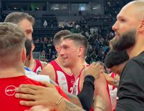 Πανηγυρισμοί με «φατούρο» στον Λαρεντζάκη μετά τη νίκη του Ολυμπιακού (vid)