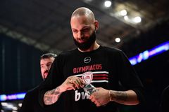 Φουρνιέ και Μπαρτζώκας πάτησαν glass floor και αποδοκιμάστηκαν - Ο Γάλλος χαιρέτησε την κερκίδα (vid)