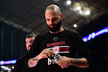 Φουρνιέ και Μπαρτζώκας πάτησαν glass floor και αποδοκιμάστηκαν - Ο Γάλλος χαιρέτησε την κερκίδα (vid)