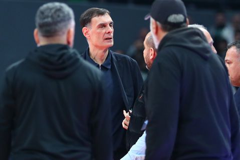 Καταγγελία Ολυμπιακού: «Άνθρωπος που συνόδευε τους διαιτητές είπε στον Μπαρτζώκα "Φύγε από δω ρε μ@λ@κ@"»