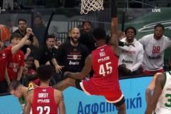 Εντυπωσιακές φάσεις στο ντέρμπι με πρωταγωνιστή τον Ντόντα Χολ