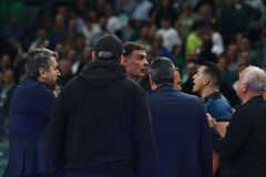 Ένταση στο ημίχρονο μεταξύ ανθρώπων Ολυμπιακού και Παναθηναϊκού (pics)