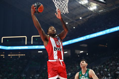 Πρόβλημα με Τζόουνς στον Ολυμπιακό - Αποχώρησε με ενοχλήσεις για τα αποδυτήρια