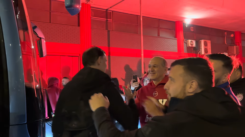 Ο Γ. Αγγελόπουλος και ο κόσμος υποδέχθηκαν θερμά τον Ολυμπιακό μετά τη νίκη στο ντέρμπι (vid)