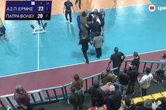 Ξύλο σε αγώνα βόλεϊ στην Πάτρα: Φίλαθλος έριξε μπουνιά σε παίκτη και «ξάπλωσε» προπονητή (vid)