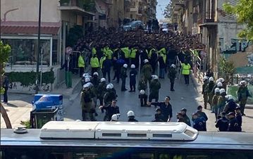 Ασφυκτικά γεμάτα τα στενά της Λεωφόρου από τις 4 το μεσημέρι