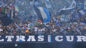 «Πάρτι» από τους οπαδούς της Νάπολι πριν τη σέντρα του ματς με τη Σαλερνιτάνα