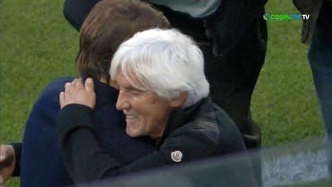 Η αγκαλιά των δύο κορυφαίων προπονητών της σεζόν: Όλο χαμόγελα Γιοβάνοβιτς και Αλμέιδα (vid)