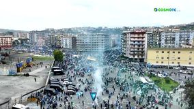 Χαμός έξω από το γήπεδο της Νάπολι: Οι οπαδοί της έχουν κατακλύσει τους δρόμους (vid)