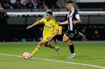 Βράζουν στον Αρη με την διαιτησία: «Πλαστογραφία, πέναλτι και αποβολή σε Κουλιεράκη»