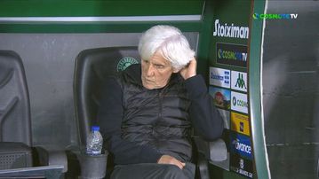 Ο σκεπτικός Γιοβάνοβιτς παρέμεινε στον πάγκο την ώρα που οι οπαδοί του Παναθηναϊκού αποθέωναν τους παίκτες (vids)