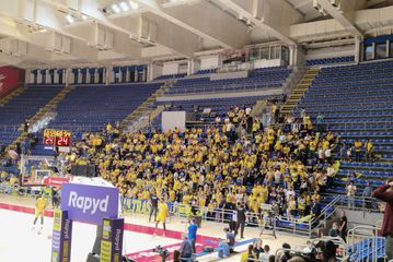 Δείτε τους οπαδούς της Μακάμπι στο «Aleksandar Nikolic Hall» - Πόσοι βρίσκονται μέσα, πόσοι περιμένουν απ' έξω (vids)