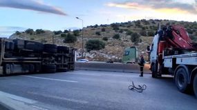 Σκαραμαγκάς: Συνεχίζονται οι προσπάθειες απομάκρυνσης της νταλίκας - Πώς διεξάγεται η κυκλοφορία