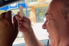 Ο Ελληνιάδης χτενιζόταν και ο Μπουρούσης θυμήθηκε το... ιστορικό σύνθημα (vid)