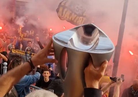 Χαμός στα Τρίκαλα για την κούπα του πρωταθλήματος της ΑΕΚ (vid)