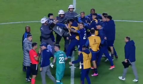 Σκάνδαλο στο Copa Libertadores: Αστυνομικός στη Βραζιλία χτύπησε με ασπίδα Αργεντινό παίκτη (vid)