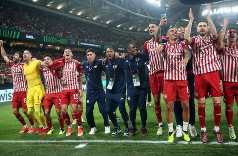«Olympiacos is Europa Conference League winner and they deserve it»: Η επική περιγραφή του TNT Sport κατά τη διάρκεια της απονομής (vid)