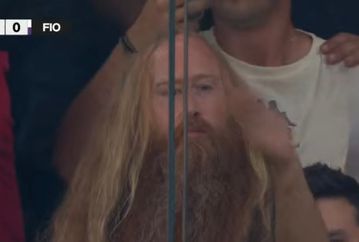 Τρελάθηκε το διαδίκτυο: Αυτός είναι ο οπαδός που έκλεψε την παράσταση στην «Opap Arena»