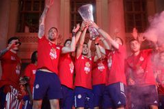 Η φιέστα του Ολυμπιακού στο Δημοτικό Θέατρο Πειραιά για την κατάκτηση του Conference League (gallery & vid)