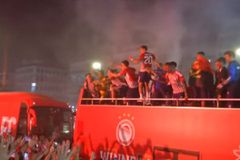 Χαμός στη Συγγρού από τον κόσμο του Ολυμπιακού για την πορεία προς τον Πειραιά