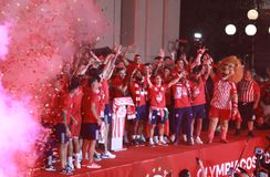 Το χρονικό του θριάμβου του Ολυμπιακού – Η απονομή και το μεθύσι χαράς (vids)