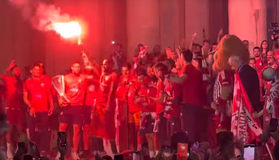 Η στιγμή που ο Ελ Αραμπί ανάβει καπνογόνο και προκαλεί ντελίριο στον Πειραιά (vid)