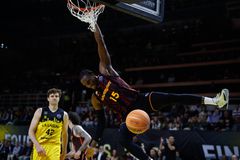 Ο Ερυθρός Αστέρας εξετάζει την περίπτωση του Ιζούντου