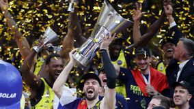 Φενέρμπαχτσε: Η κούπα της EuroLeague έφτασε στην Ulker Sports Arena (vid)