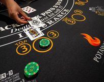 Πίσω από το τραπέζι: Η ζωή και η εκπαίδευση των ζωντανών κρουπιέρηδων