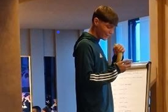 O νεαρός Κάτρης τραγούδησε Κιάμο στην προετοιμασία του Παναθηναϊκού κι αποθεώθηκε (vid)