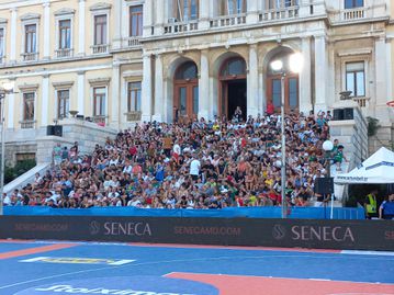 Ο κόσμος στη Σύρο «διψάει» για μπάσκετ: Κατάμεστο το Δημαρχείο για ακόμα μια μέρα