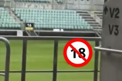 Απίστευτο περιστατικό στην Πολωνία: Ζευγάρι έκανε σεξ στο κέντρο του γηπέδου