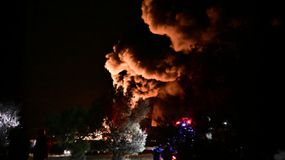 Κόλαση στα Μέγαρα από τη φωτιά σ' εργοστάσιο - Μήνυμα του 112 «κλείστε πόρτες και παράθυρα»