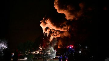 Κόλαση στα Μέγαρα από τη φωτιά σ' εργοστάσιο - Μήνυμα του 112 «κλείστε πόρτες και παράθυρα»