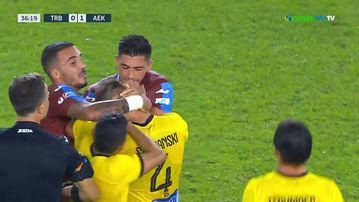 Χαμός στο φιλικό, ο Μπακασέτας έπιασε από τον λαιμό τον Σιμάνσκι - Τον ηρέμησε ο Κουρμπέλης! (vid)